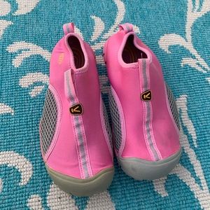 Keen brand  🌊 water shoes / girls size 2💞